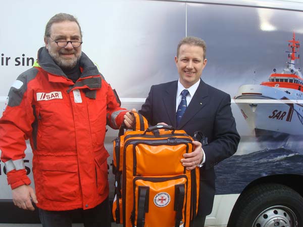 SIGAVEST-Geschäftsführer Christian Mallek (re.) spendet Notfallrucksack für die Seenotretter