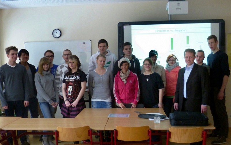 Christian Mallek (3.v.r.) beim Besuch der 12. Klasse des Leistungskurses Wirtschaft des Gymnasiums Finow.