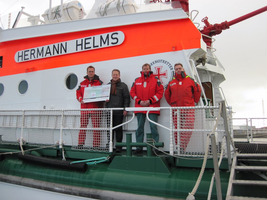 Spendenübergabe am 23. Februar 2016 auf der HERMANN HELMS: Sigavest-Geschäftsführer Christian Mallek (2. v. l.) mit Vormann Hanno Renner (l.) sowie den Seenotrettern Andreas Hahn und Timo Wieck (r.).